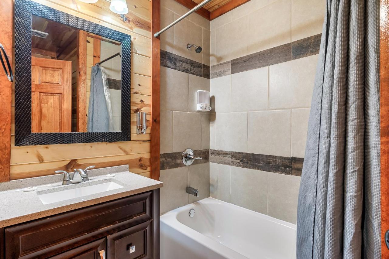 Grizzly Bears Resort - Luxury Cabin With Indoor Pool, Hot Tub, Theater, King Beds, Sleeps 16 In Heart Of Pigeon Forge