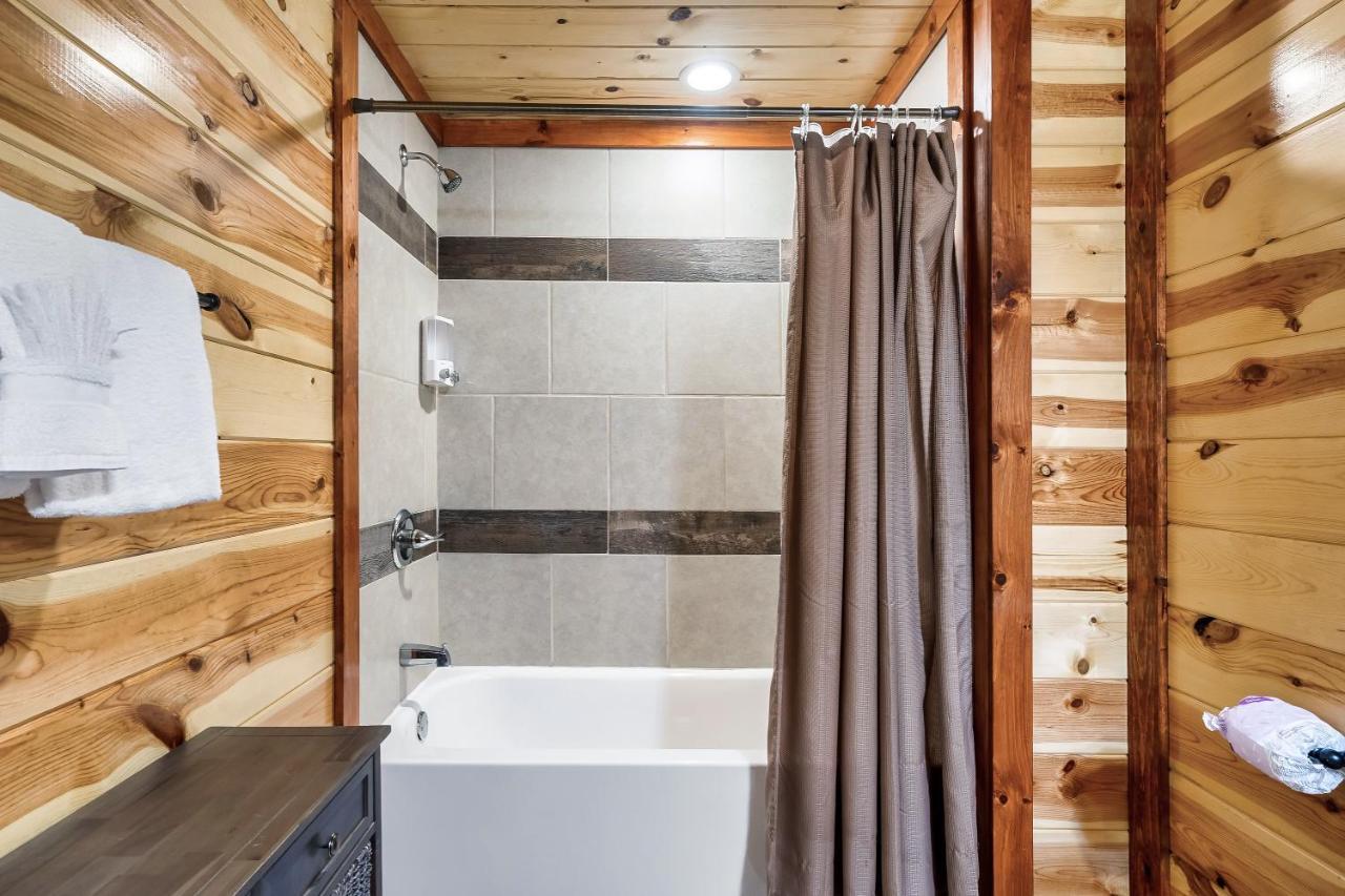 Grizzly Bears Resort - Luxury Cabin With Indoor Pool, Hot Tub, Theater, King Beds, Sleeps 16 In Heart Of Pigeon Forge Pigeon Forge