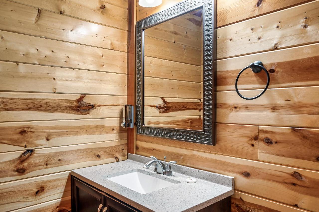 Grizzly Bears Resort - Luxury Cabin With Indoor Pool, Hot Tub, Theater, King Beds, Sleeps 16 In Heart Of Pigeon Forge Holiday home