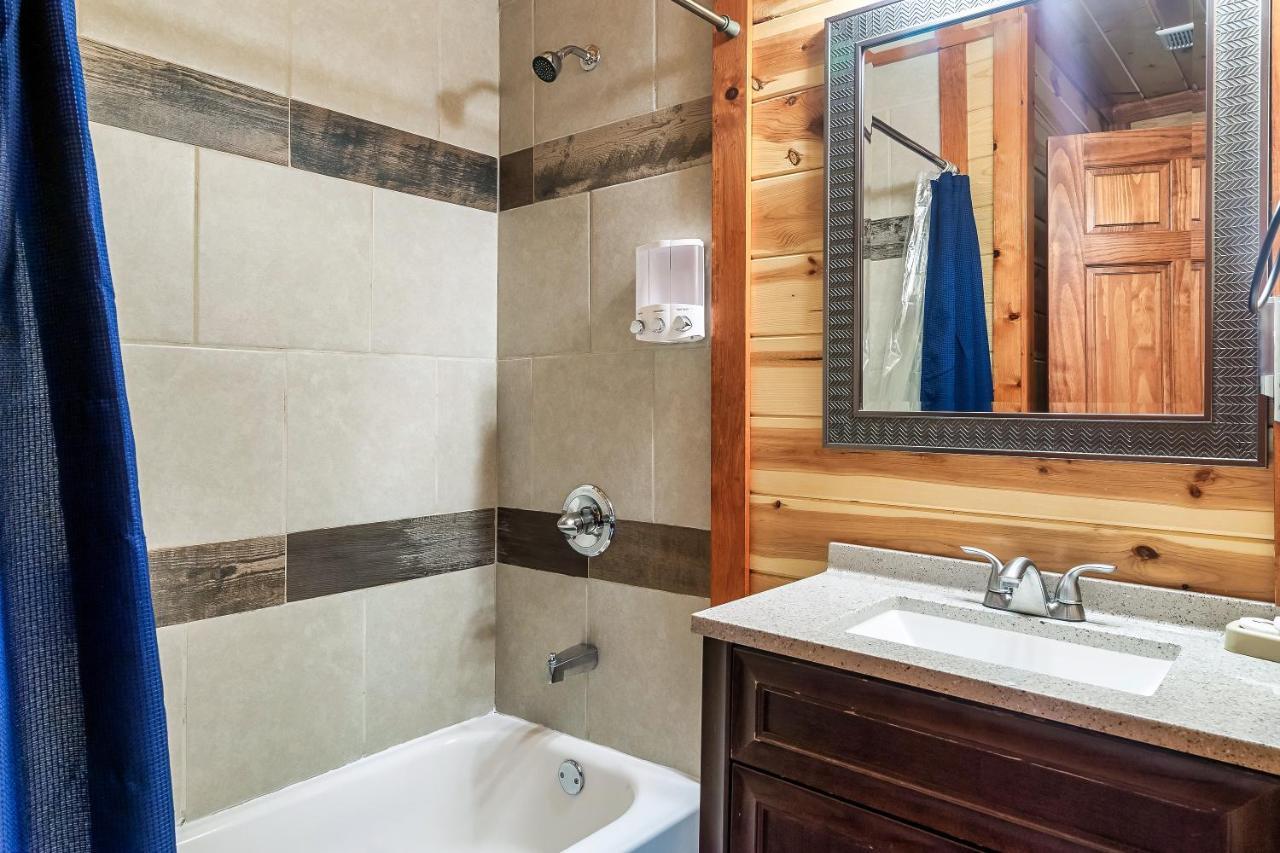 Grizzly Bears Resort - Luxury Cabin With Indoor Pool, Hot Tub, Theater, King Beds, Sleeps 16 In Heart Of Pigeon Forge Pigeon Forge
